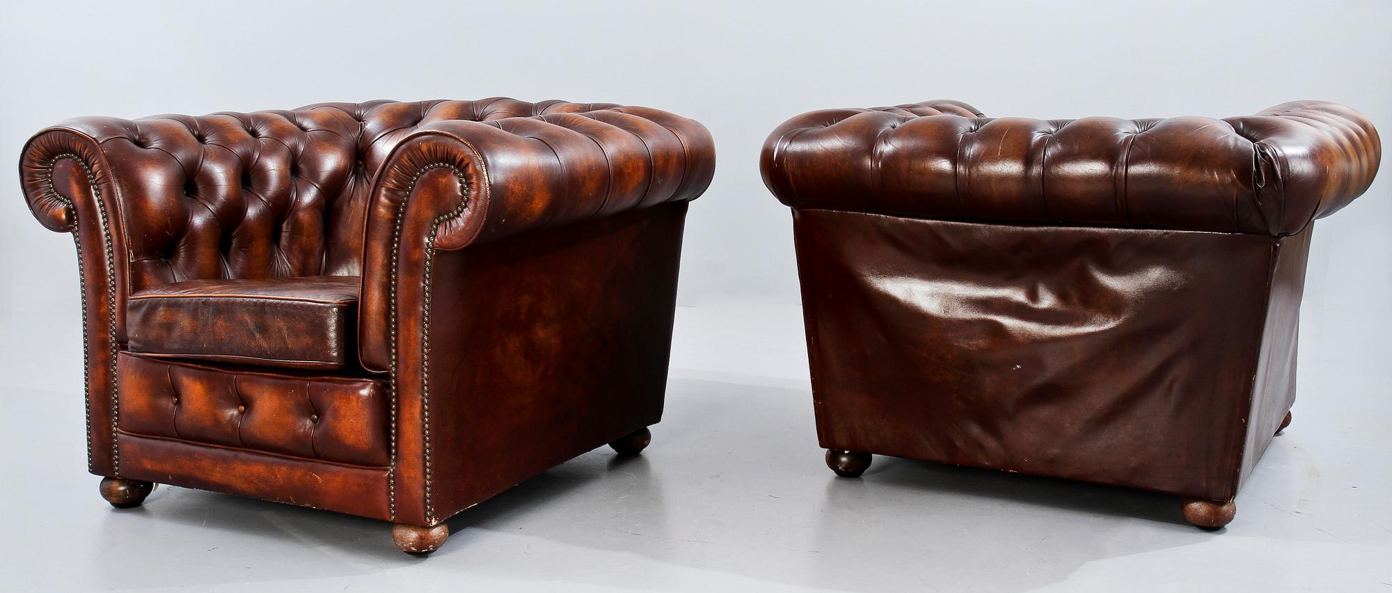 FÅTÖLJER, ett par, chesterfield, 1900-talets andra hälft.