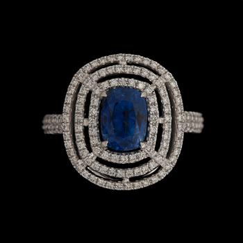 104. RING, fasettslipad safir 3.05 ct med briliantslipade diamanter, tot. 0.74 ct.