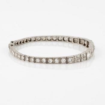 A bracelet in platinum with old- and round brilliant-cut diamonds.
