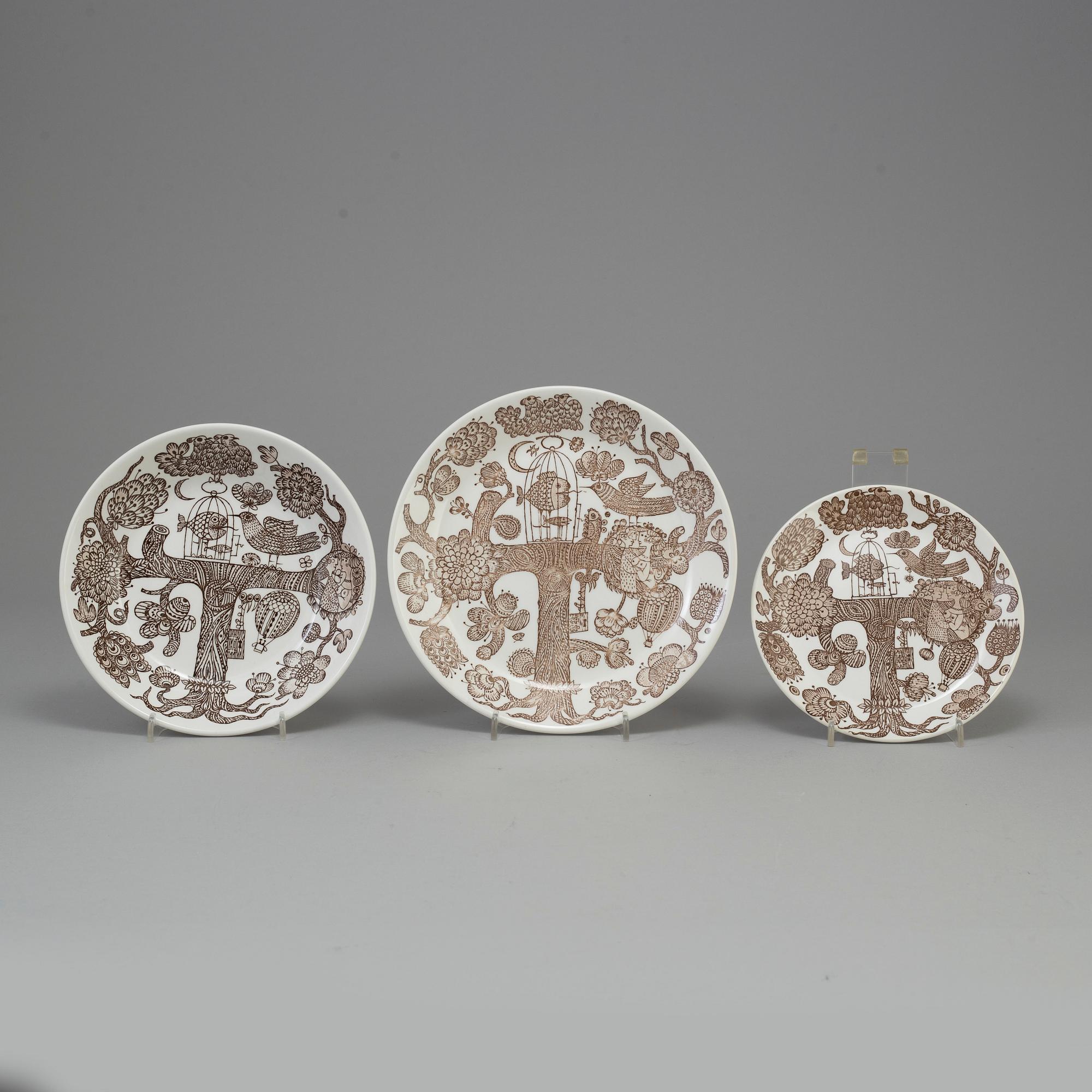 18 "Eros" dishes by Stig Lindberg for Gustavsberg.