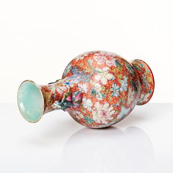 Vas, porslin. Kina, Republik, med Qianlongsmärke.