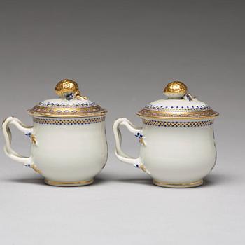 A pair of armorial custard cups with covers, Qing dynasty, Jiaqing (1796-1820).