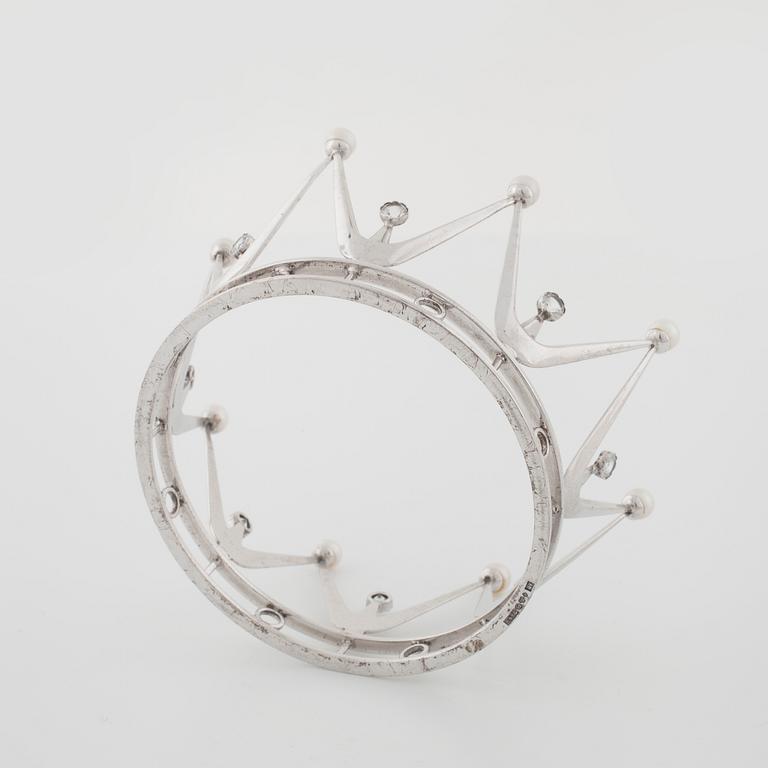 A bridal crown set with facetd rock crystal and cultured pearls, by Ceson, Göteborg, 1966.