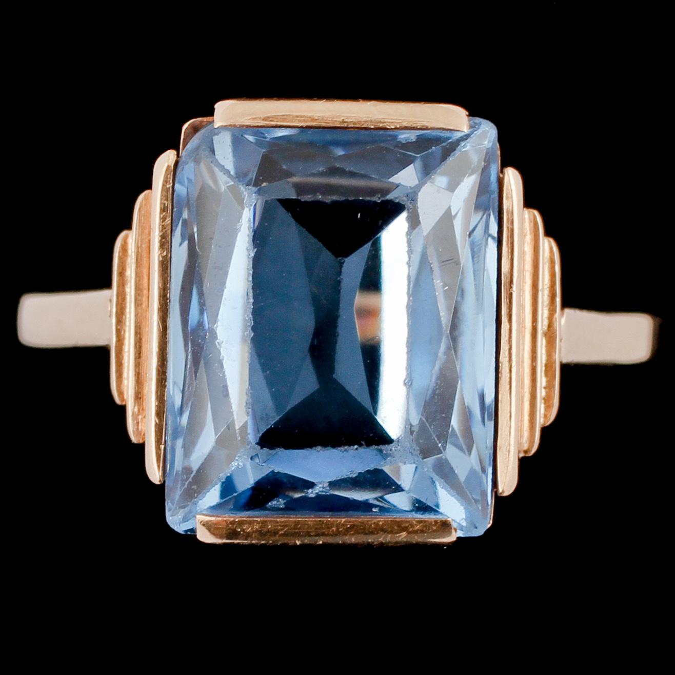 RING, 18k guld med fasettslipad syntetisk spinell, Göteborg, 1900-talets andra hälft. Vikt 8 g.