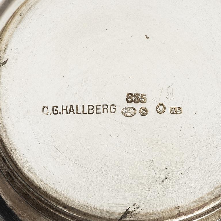A silver coffee pot, cream jug and sugar bowl, Swedish import mark of CG Hallberg, Stockholm 1927.