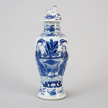 A blue and white vase, Qing dynasty, late 19th century.