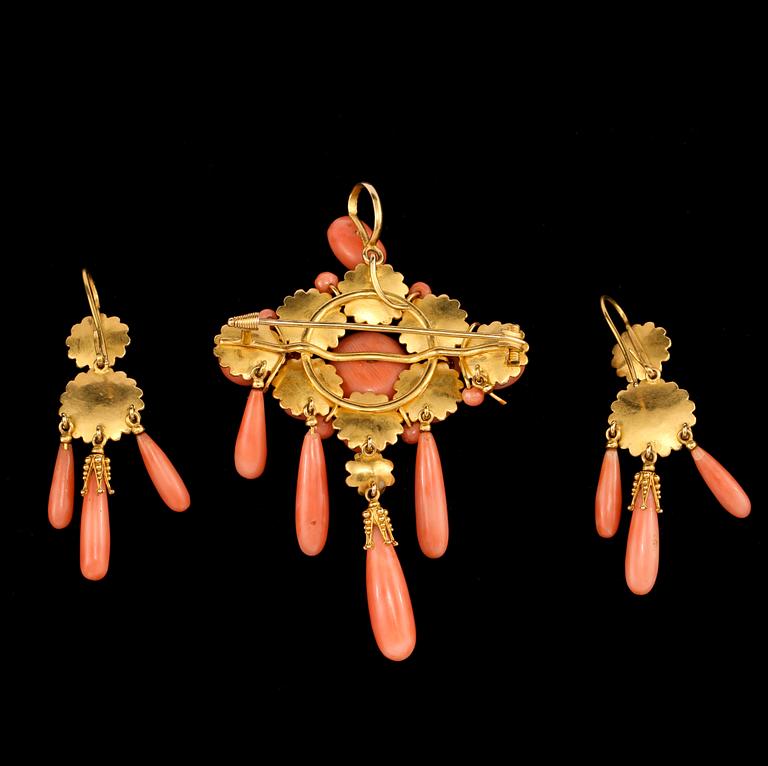 BROSCH samt ÖRHÄNGEN, 18k guld samt koraller, Michel Piscione, Italien, 1900-talets första hälft. Total vikt 26 g.