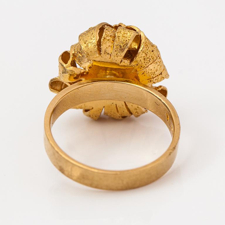 Lotta Orkomies, Ring, 18K guld. Tillander, Helsingfors 1972.