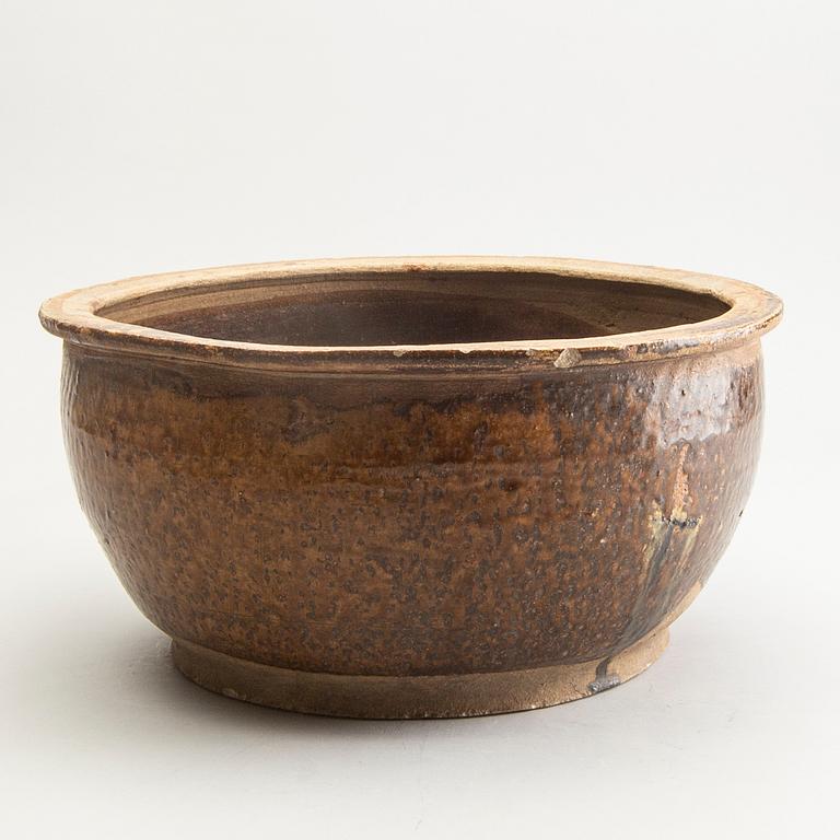 A large brown glazed flower pot, possibly south China, Guangdong ware, Ming dynasty (1368-1644).