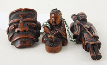 NETSUKES, 3 st, trä. Japan. 1800/1900-tal.