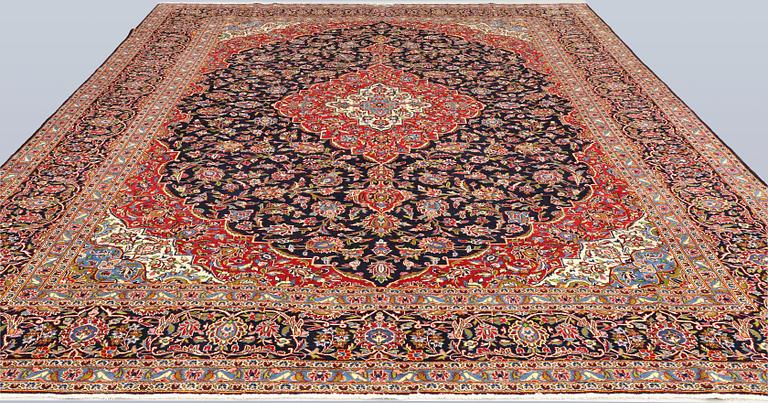 A Keshan carpet, signed Akhavan, approx. 415 x 303 cm.