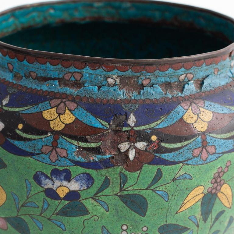 A pair och Chinese cloisoé pots, first part of the 20th century.