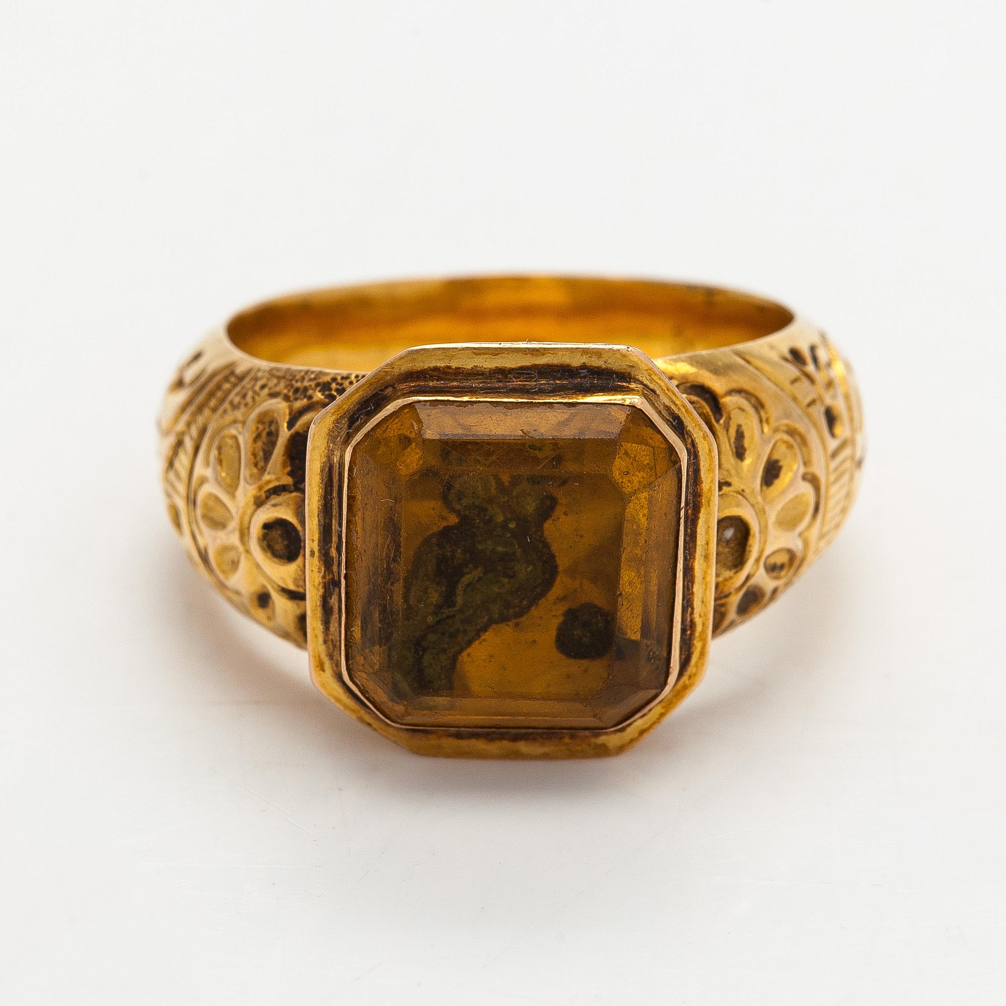 Ring, 18K guld, gult glas (paste) Bernt Erland Wallin, Tammerfors, 1800-talets andra hälft.