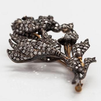 Brosch, 18K guld, silver, 8/8-slipade diamanter ca 6.40 ct tot. 1800-talets tredje kvartal.
