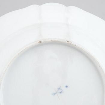 A group of 17 porcelain dishes. Meissen, punktzeit (1756-1773) and Marcolinis period (1774-1814).
