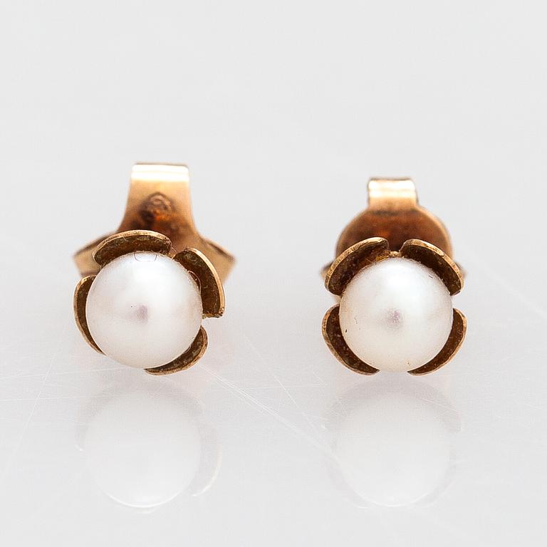 Elis Kauppi, A pair of 14K gold earrings with cultured pearls. Kupittaan kulta, Turku.