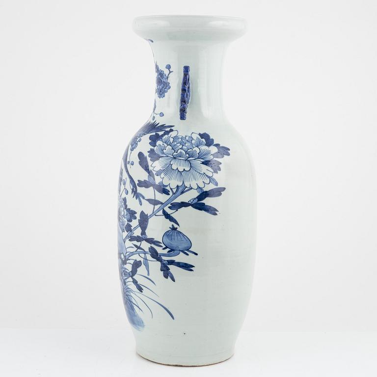 A large Chinese porcelain vase, 19th Century.