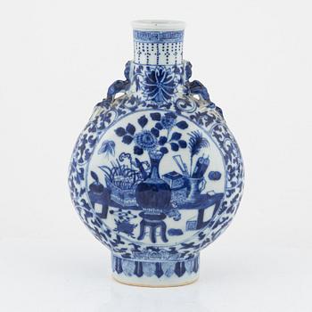 Pilgrimsflaska, porslin, Kina, Qingdynastin, 1800-tal.