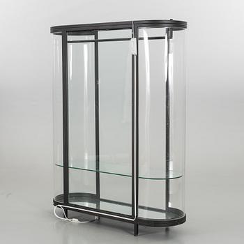 VITRINSKÅP / BUTIKSSKÅP. Glas, plexiglas och spegelglas. Sekelskiftetet 2000.
