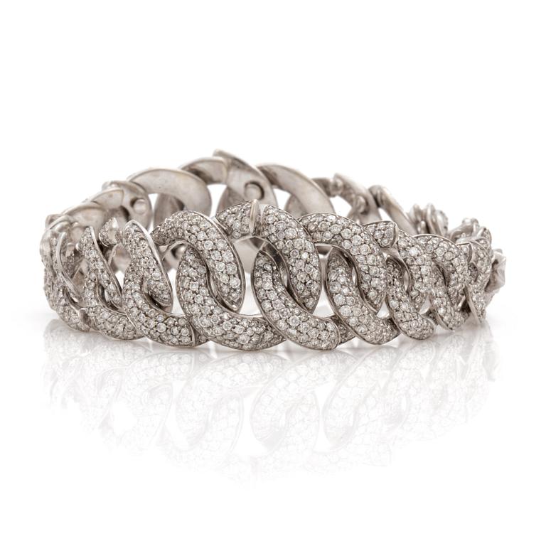 A brilliant cut diamond bracelet. Total carat weight circa 4.50 cts.