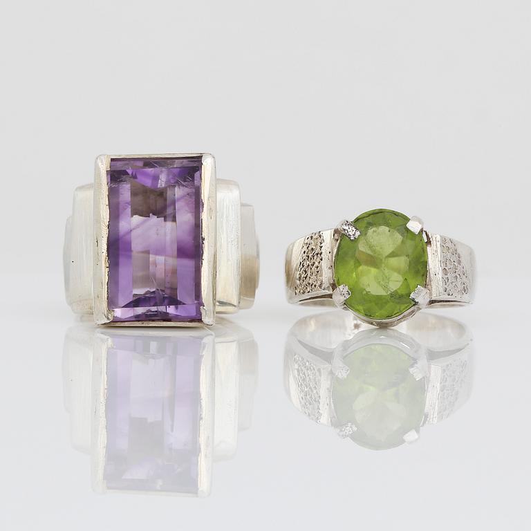 RINGAR, 2 st, silver med rektangulärslipad ametist ca 13,35 ct och spodumen ca 4,08 ct. Total vikt ca 18,90 g.