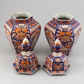 A pair of Japanese imari jars with covers, Meiji period (1868-1912).