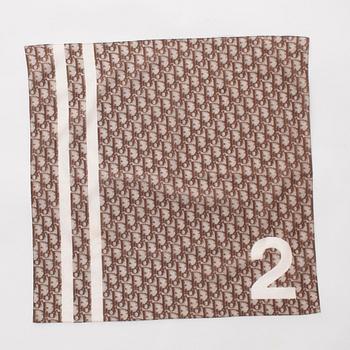 CHRISTIAN DIOR, tre stycken scarfs.