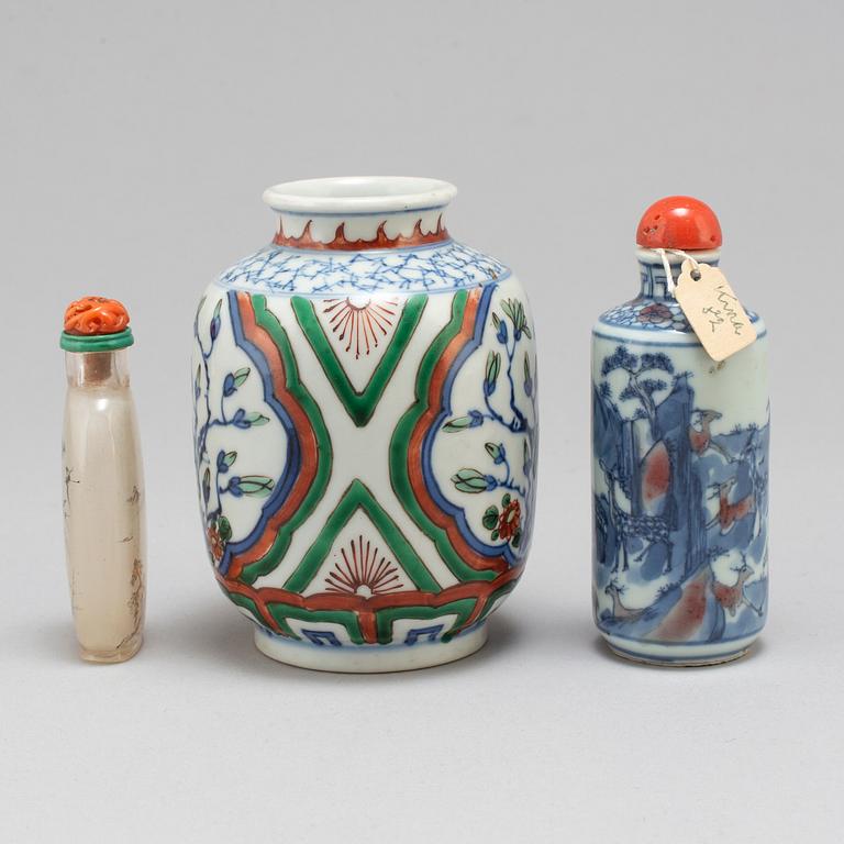 A Chinese wucai vase and two snuff bottles, 20th century.