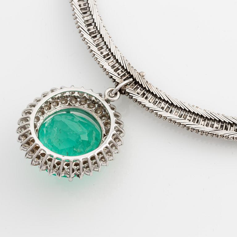 White gold necklace with large emerald and brilliant-cut diamonds.