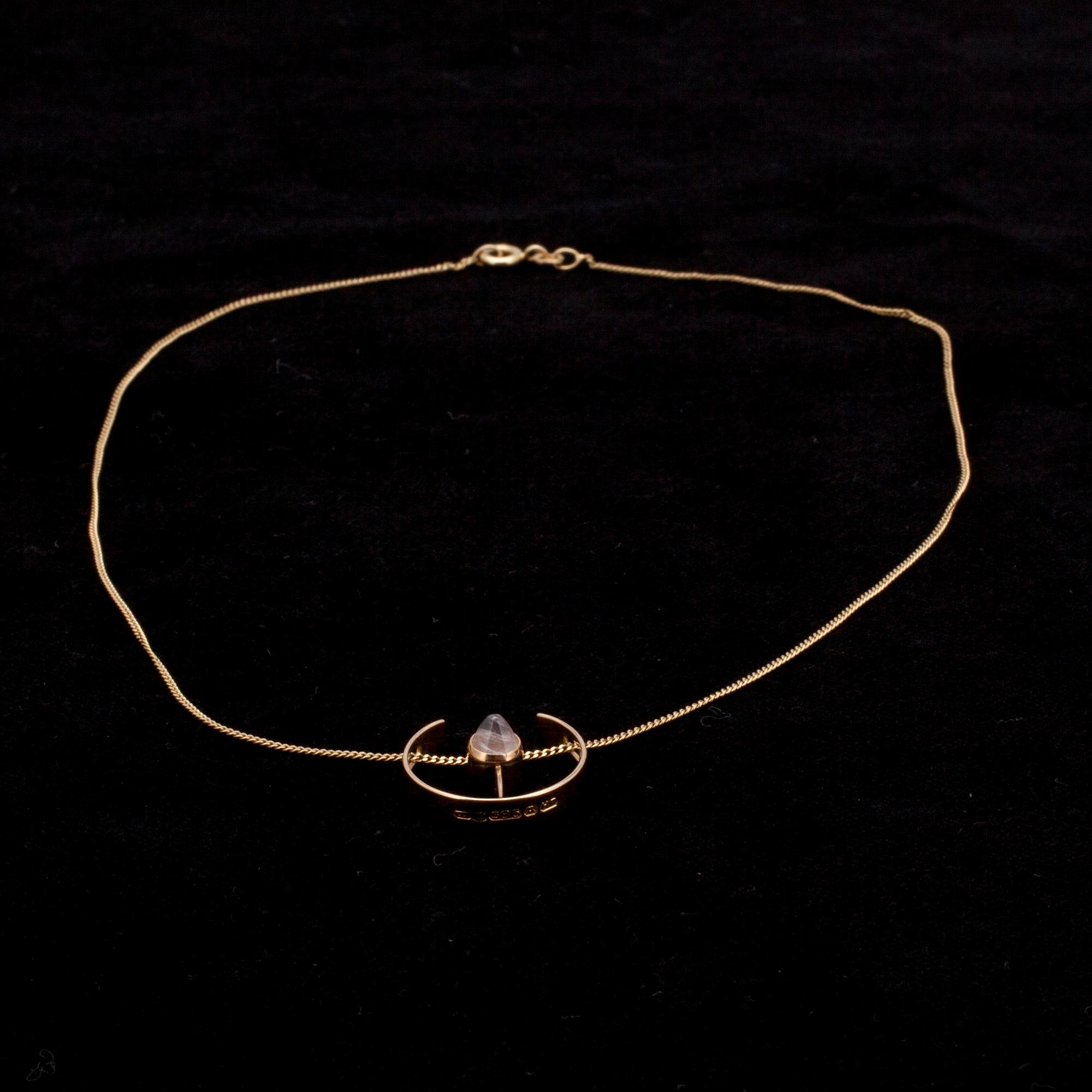 HÄNGE, guld 14K, cabochonslipad rosenkvarts. Elis Kauppi Kupittaan Kulta, Åbo 1961. Vikt 3,2 g.