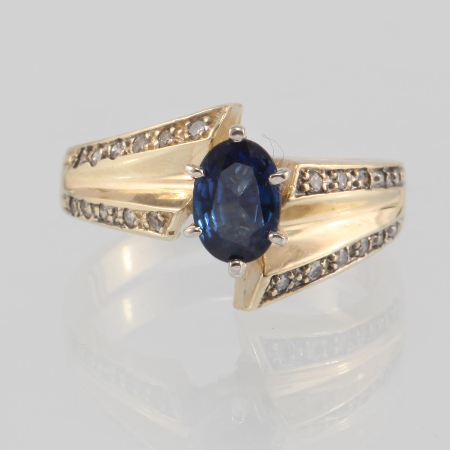 RING, 14K guld med ovalslipad blå safir samt 22 briljantslipade diamanter. Vikt 4,9 gram.