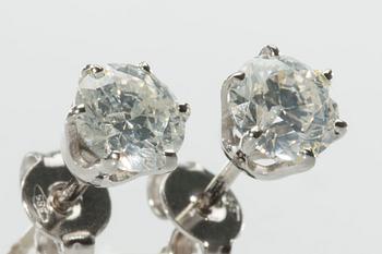 ÖRHÄNGEN, 14 k vitguld med briljantslipade diamanter, totalt ca 1.30 ct. Vikt ca 1,2 g.