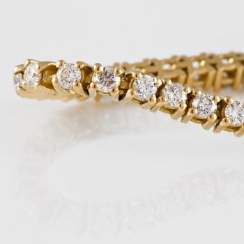 ARMBAND, 18K guld med briljantslipade diamanter ca 2.71 ct. Vikt  10,0 gram.