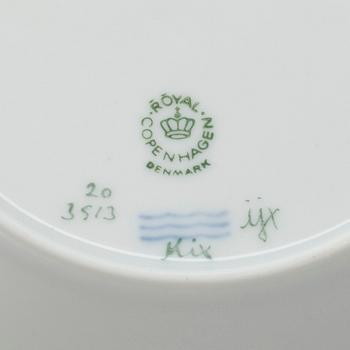 KOPP MED FAT, porslin, "Flora Danica", Royal Copenhagen, Danmark 1984-1991.