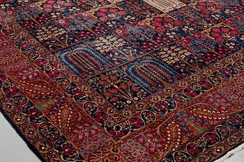 A carpet, an antique/a semi-antique Yezd, ca 557-562 x 366,5-370,5 cm.
