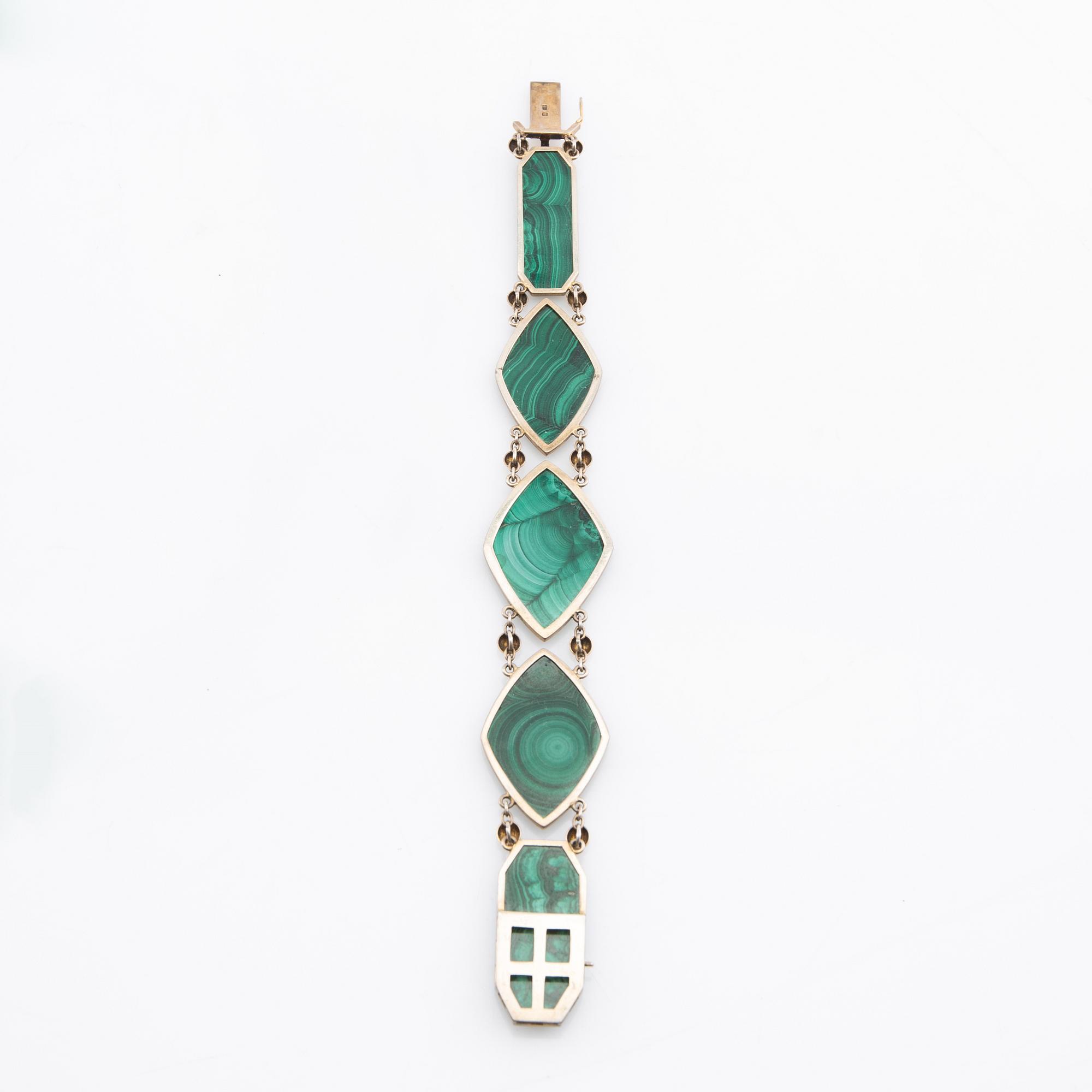 Halsband, ring och armband med slipade malakiter, Kina 1900-talets första hälft.