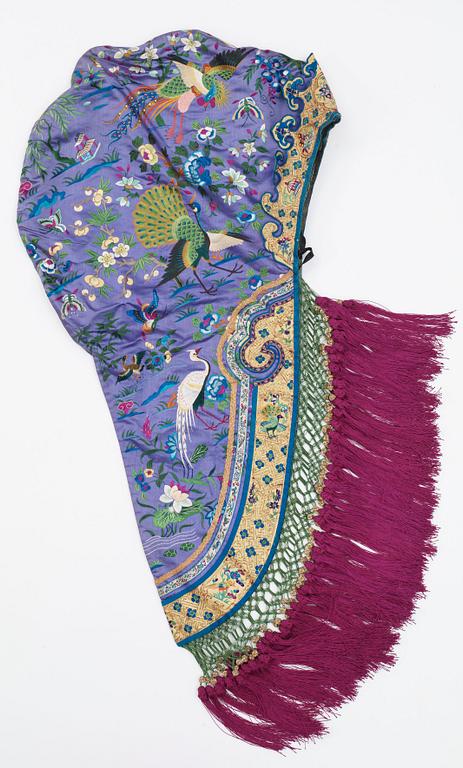 HEADDRESS, silk. Height 64,5 cm. China early 20th century.