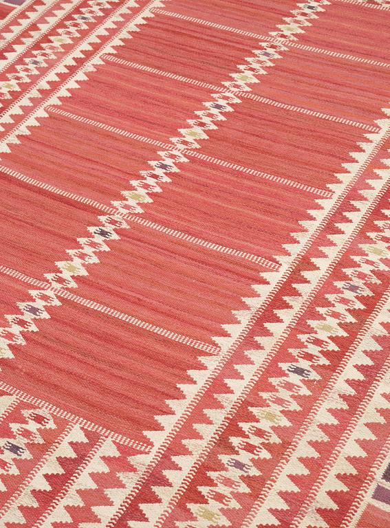 CARPET. "Salerno röd". Flat weave. 260 x 194 cm. Signed AB MMF BN.