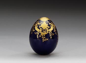 A Russian easter egg, Imperial Porcelain manufactory, St Petersburg, 19th Century.