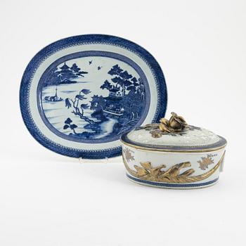 A Chinese blue and white porcelain dish, Qing dynasty, Qianlong (1736-1795) and a lidded tureen Jaqing (1796-1820).