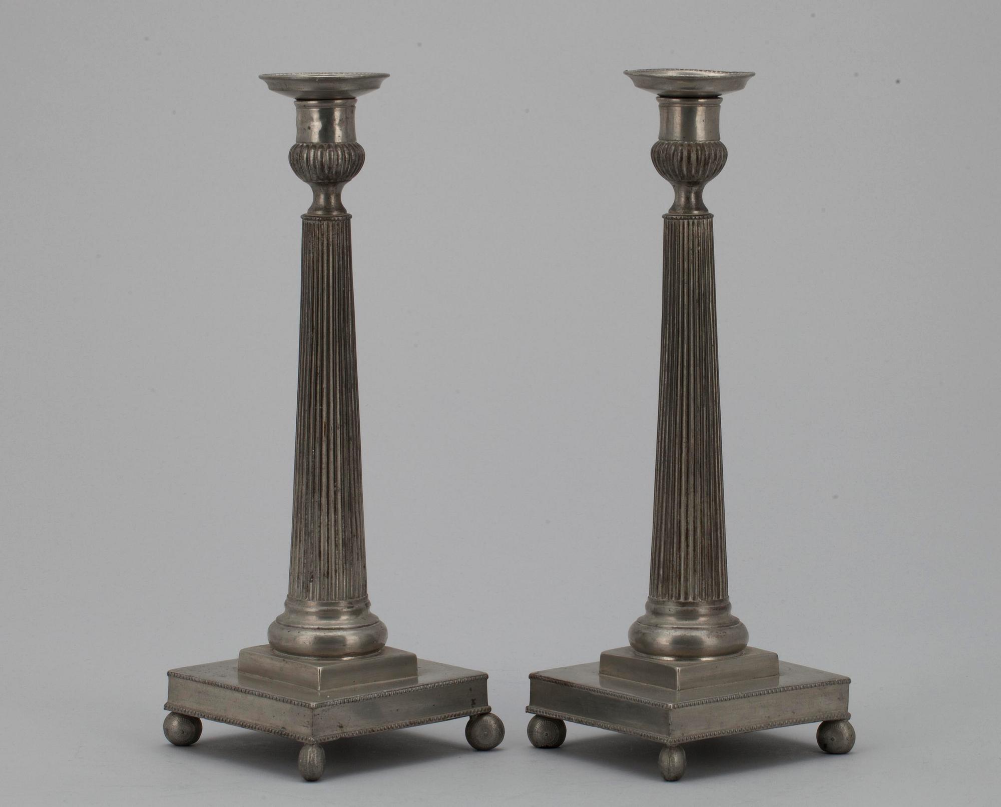 LJUSSTAKAR, ett par, tenn, gustavianska, Hans Wiksten (1782-1810) Västerås, Sverige.