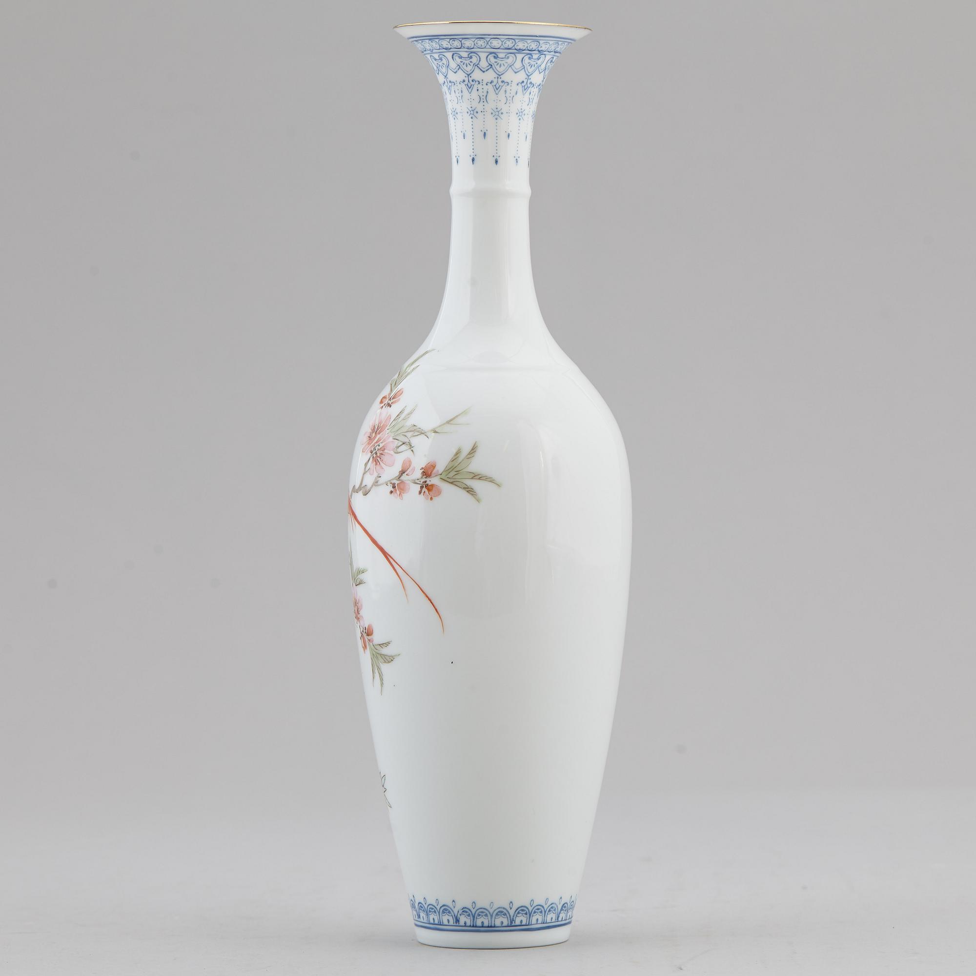 A Chinese eggshell porcelain vase, second half of the 20th century.