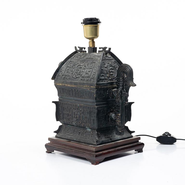 Bordslampa, Kina, brons, 1900-talets senare del.