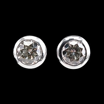 A PAIR OF EARRINGS, 2 brilliant cut diamonds 1.04 ct.