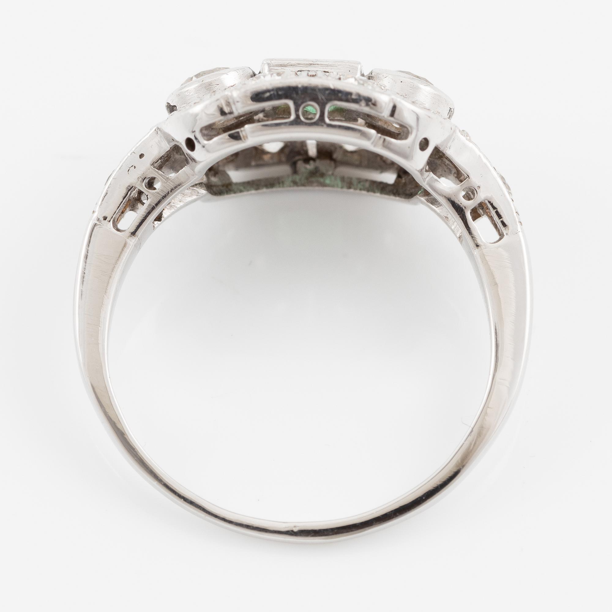 Ring 14K guld med en fasettslipad smaragd och gammalslipade diamanter.