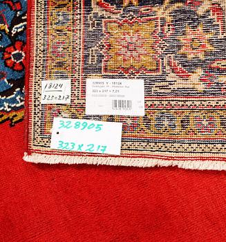 A Sarouk carpet, a. 323 x 217 cm.