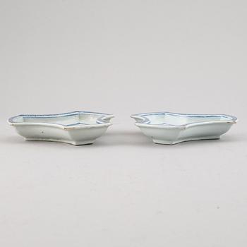 A pair of blue and white dishes, Qing dynasty, Qianlong (1736-95).