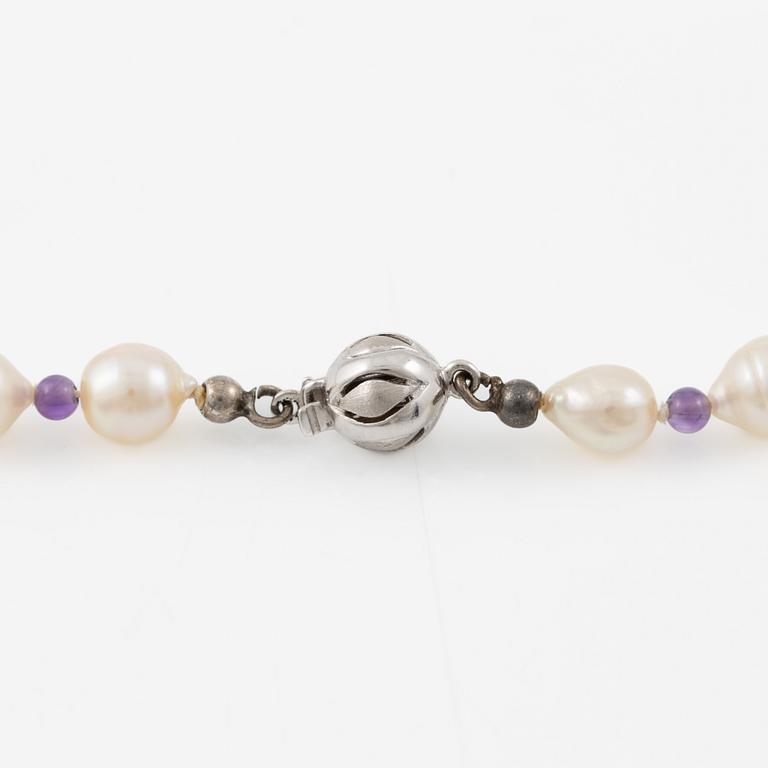 Pearl necklace, cultured pearls and amethysts, with clasp in 18K white gold.