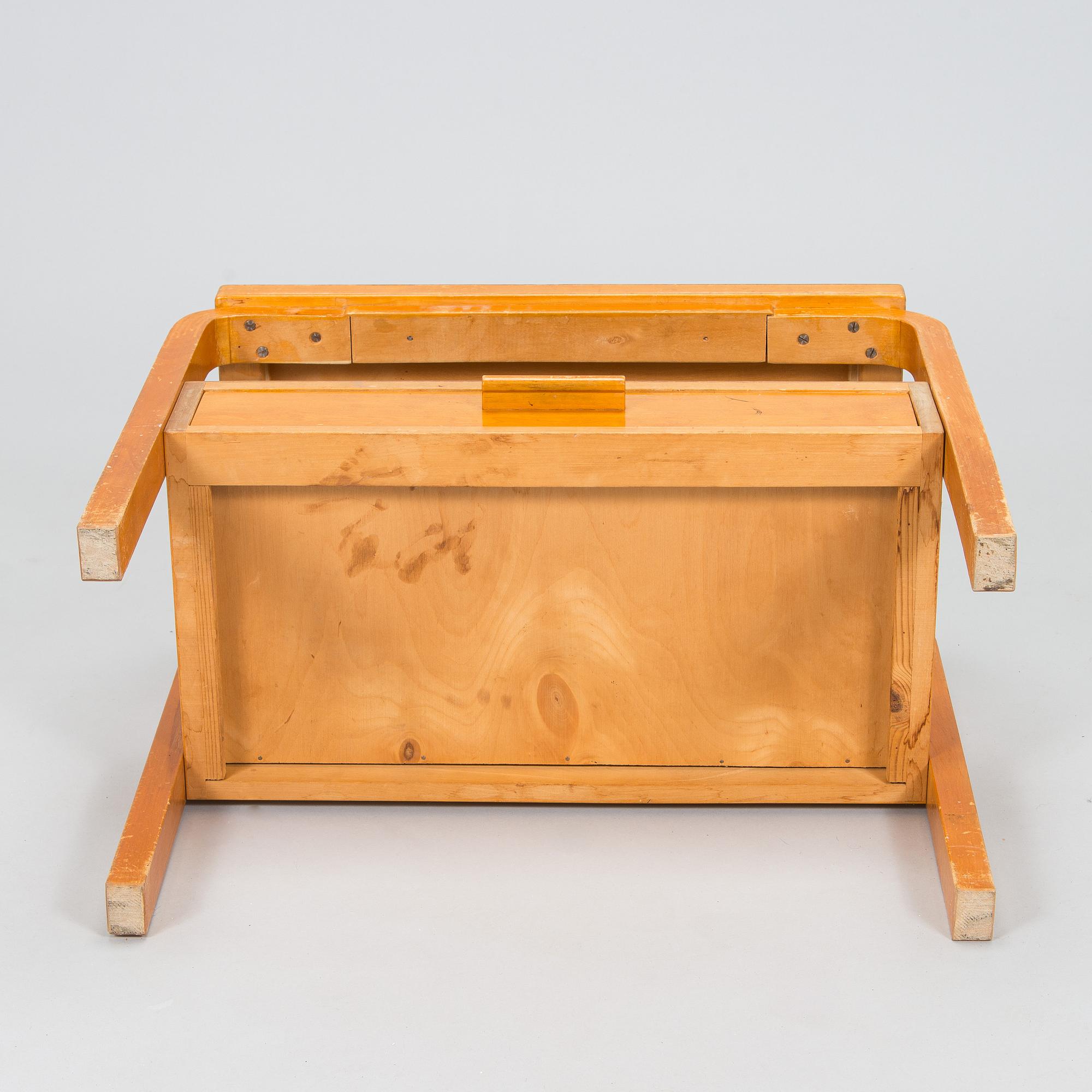 Alvar Aalto, bord / sidobord, modell 87, för O.Y. Huonekalu- ja Rakennustyötehdas A.B. tidigt 1950-tal.