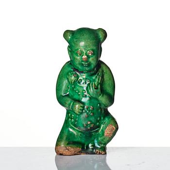 Vaser, två stycken, porslin. Qingdynastin, 1700-/1800-tal samt figurin/rökelshållare, keramik. Sen Mingdynasti.